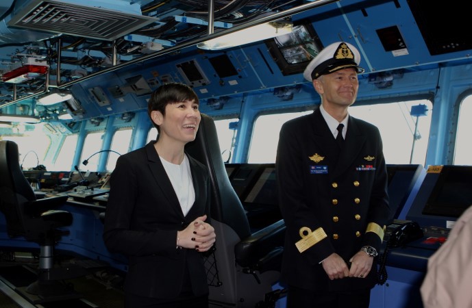 SNMG1 Forsvarsminister Ine Eriksen Søreide og Ole Morten Sandquist