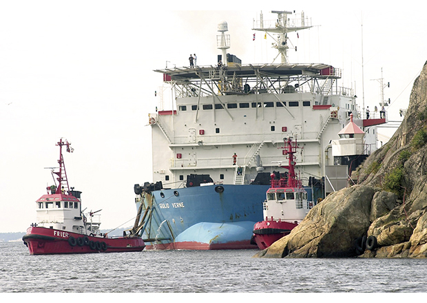 Figur 2.1 Manøvrering av store fartøy langs kysten krever spesialkompetanse.