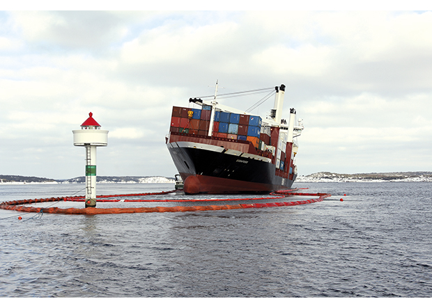 Figur 3.14 Containerskipet Godafoss har grunnstøtt på Kvernskjær i Hvalerskjærgården 18. februar 2011.