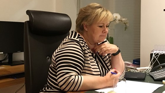 Statsminister Erna Solberg snakker med Islands nye statsminister Katrin Jakobsdóttir på telefonen.