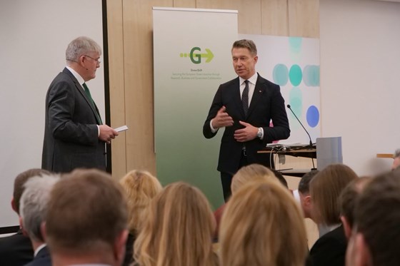 Bilde av energiminister Terje Aasland som snakker foran et publikum. 