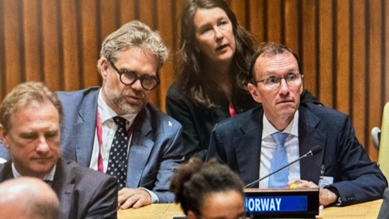 Utenriksministeren og kollegaer lytter til FNs generalsekretær på UNRWA møtet