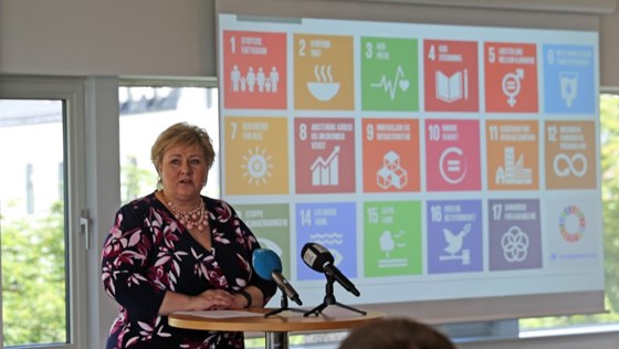 Statsminister Erna Solberg legger frem konklusjonene i regjeringens rapport til FN om hvordan Norge følger opp bærekraftsmålene.