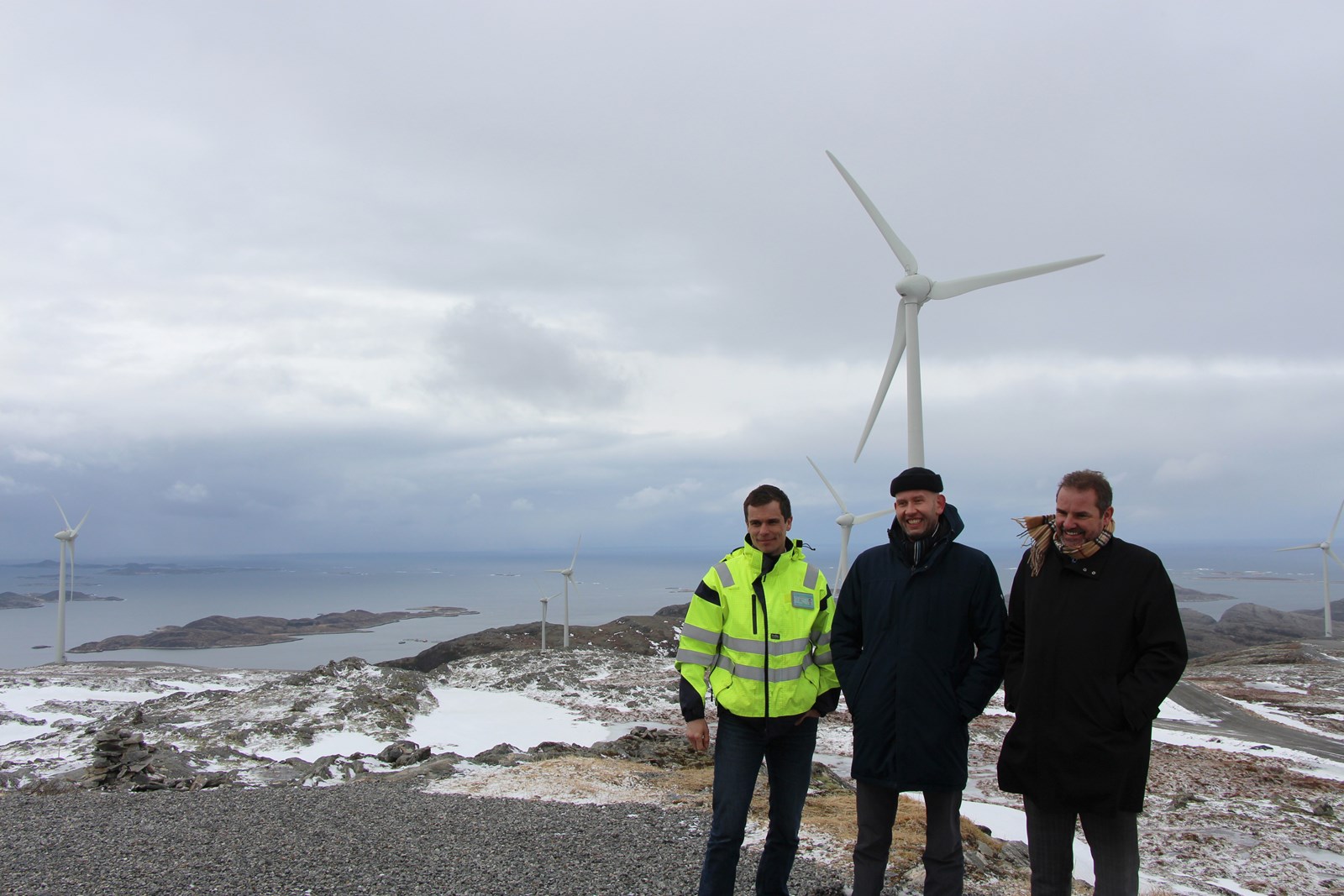 Olje- og energiminister Tord Lien (midten) sammen med konserndirektør Tormod Eggan (t.h) og konsernsjef Ståle Gjersvold i TrønderEnergi (foto: HSI/OED).