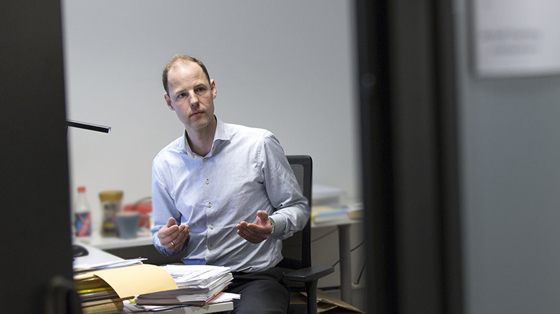 En av de ansatte i Lovavdelingen på sitt kontor