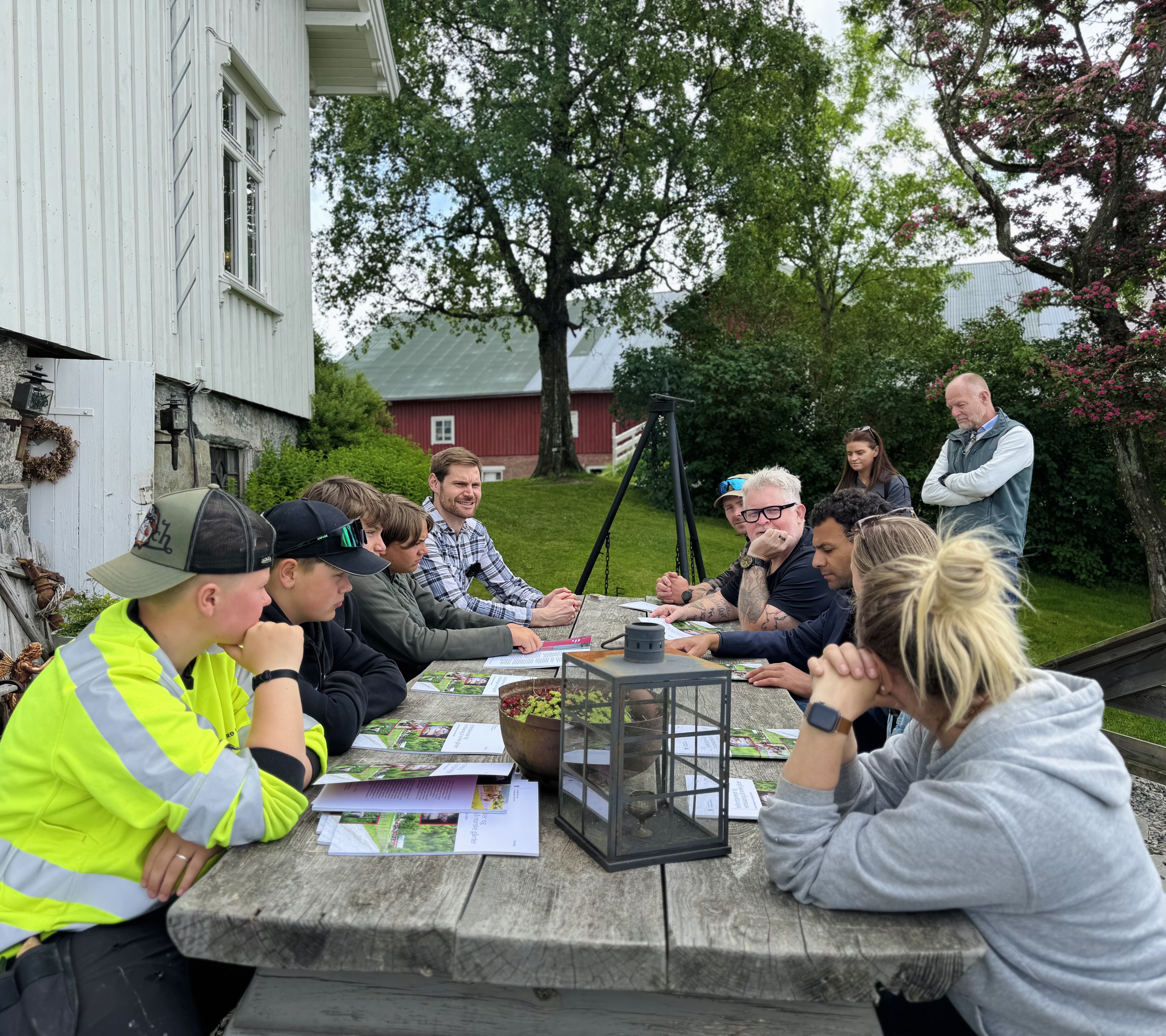 Bildene viser landbruks- og matministeren og barne- og familieministeren sammen med gårdeier på Nordre Brevig gård, Merete Jacobsen, samt elevene som bruker tilbudet ved gården gjennom Prosjekthuset. Prosjekthuset drives av Enebakk kommune.