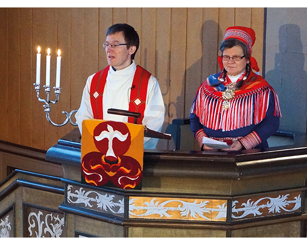Figur 6.1 Generalsekretær i Samisk kirkeråd, Tore Johnsen, på prekestolen i Tromsø domkirke sammen med kirketolk Ravdna Turi Henriksen.1