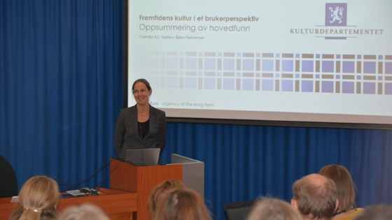 Camilla Tepfers foran dei ansatte i Kulturdepartementet.