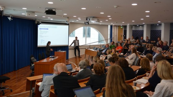 Ansatte frå Kulturdepartementet lytter til Camilla Tepfers og Bjørn Heineman frå inFuture.