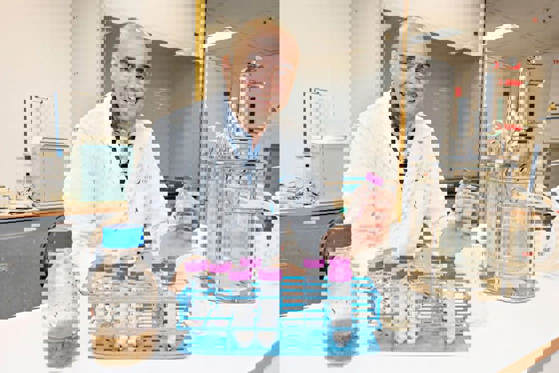 Dimitrios Tzimorotas viser frem blandinger av ulike typer restråstoff. For å få frem de ulike blandingene bruker Nofimas fagfolk ulike typer sopp, tilpasset de ulike råstoffene.