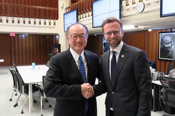 Bildet av Astrup og president i Verdensbankgruppen Jim Yong Kim 