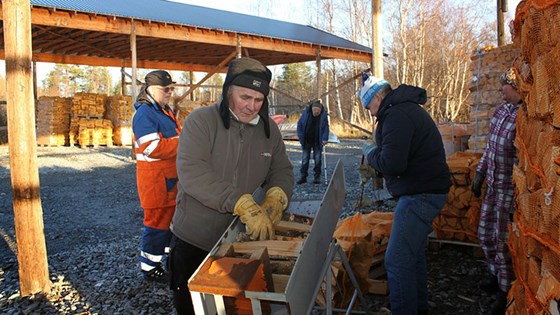 Inn på tunet deltakere i gang med vedarbeid i Pasvik.