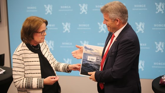 Fiskeri- og havminister Bjørnar Skjæran mottok rapport om ubåten på Fedje av utvalsleiar Gro Kielland.
