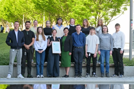 Bildet viser statsråd Kari Nessa Nordtun sammen med Karoline Holmboe Høibo fra Universitetet i Stavanger omkranset av mange av lærlingene ved UiS.