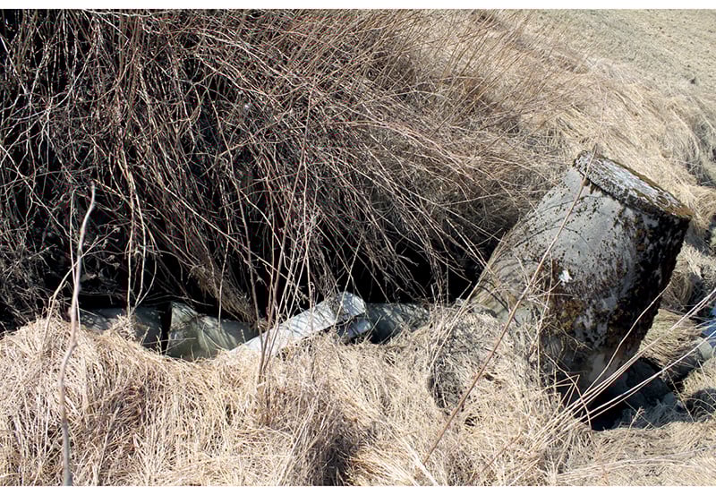 Figur 10.2 Erosjon i ødelagte hydrotekniske anlegg starter i det små, og kan ende med store skader.
