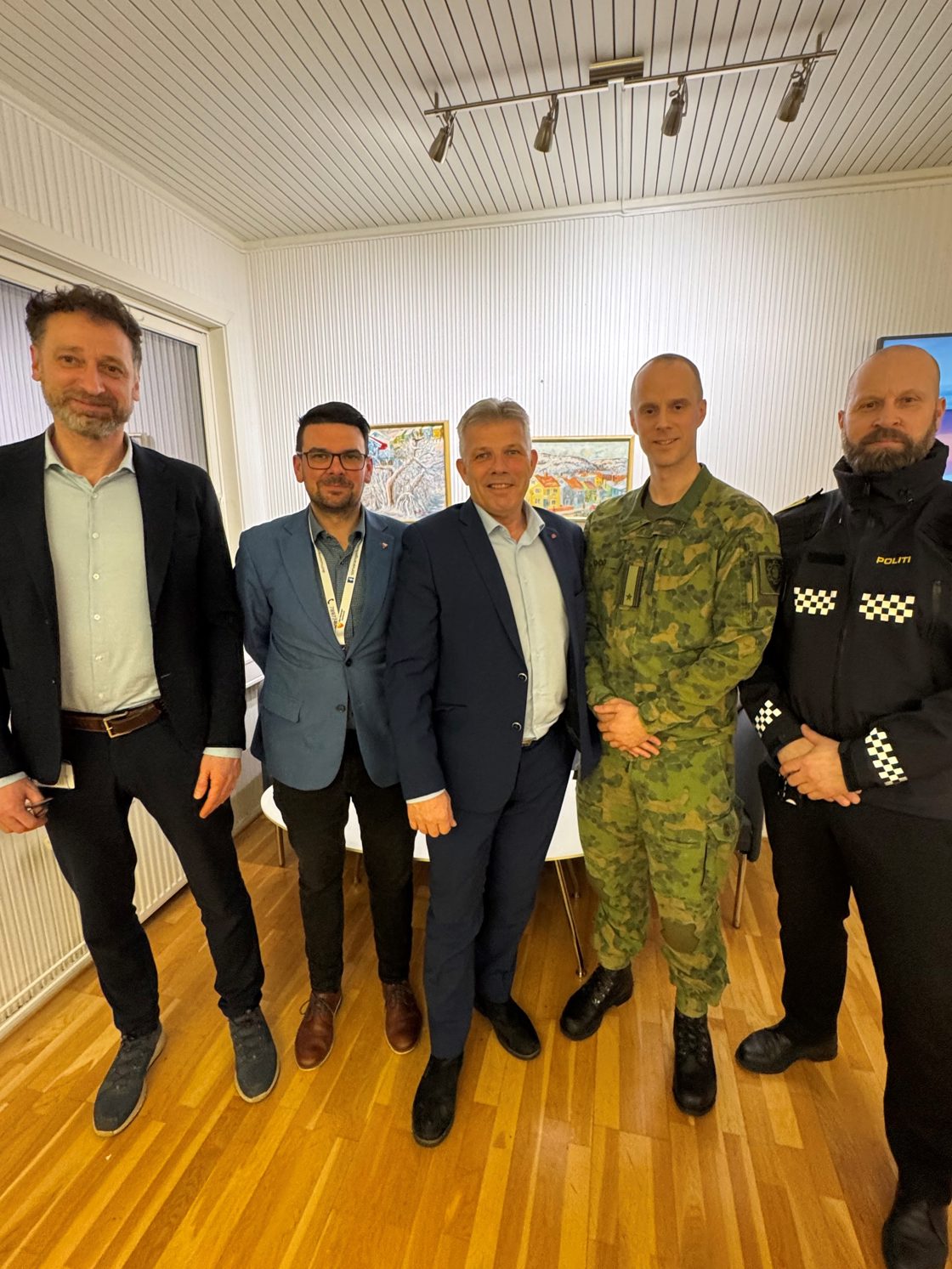 Statsråd Bjørnar Skjæran sammen med representanter fra politiet, sykehuset og kommunen i Sør-Varanger.