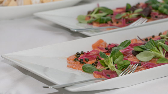 Turistar frå nær og fjern spør meir etter lokale matrettar og tradisjonar.