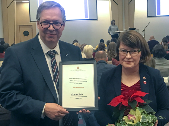 Thor Kleppen Sættem, statssekretær i Justis-og beredskapsdepartementet sammen med prismottaker May Holen, daglig leder i Oslo Sanitetsforening.