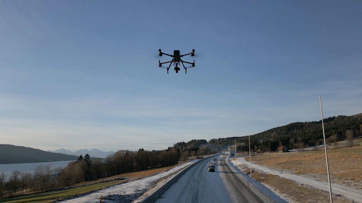 Figur 2.5 Drone over vei