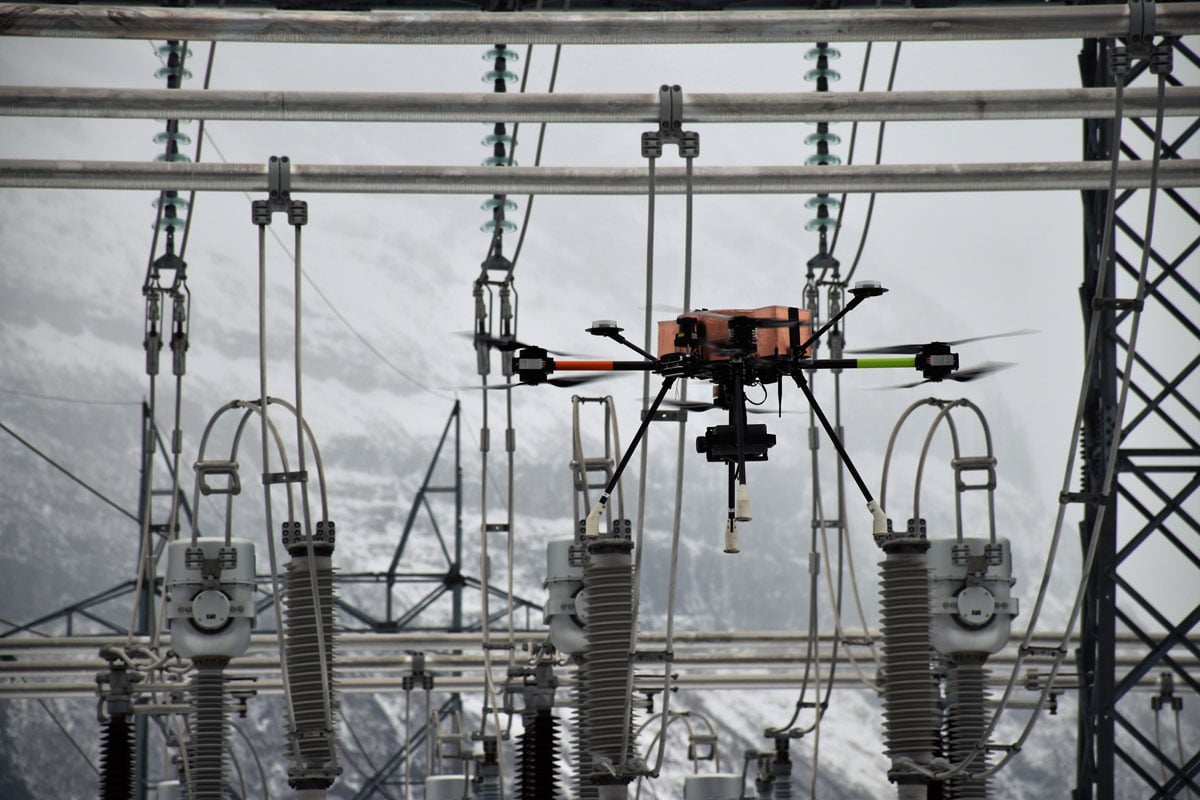 Figur 2.6 Avlesing av målere på transformatorstasjon med drone