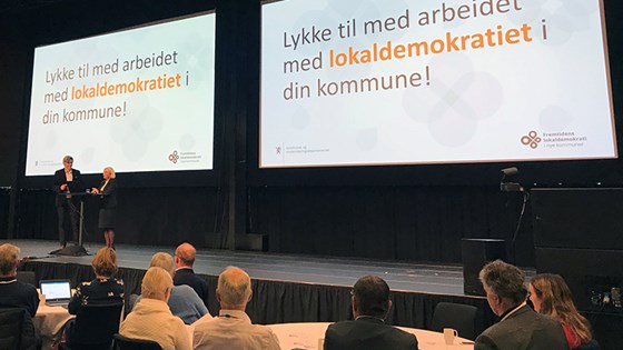 Statsråd Monica Mæland og konferansier Agnar Kaarbø i samtale på scenen