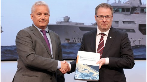 Knut Storberget gir Forsvarskommisjonens rapport til forsvarsminister Bjørn Arild Gram.
