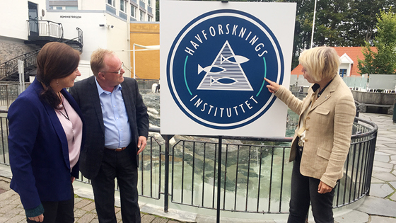 Gro-Ingunn Hemre, fungerende direktør Nifes, Sissel Rogne, direktør Havforskningsintituttet og Per Sandberg, fiskeriminister ser på det nye skiltet til Havforskningsinstituttet