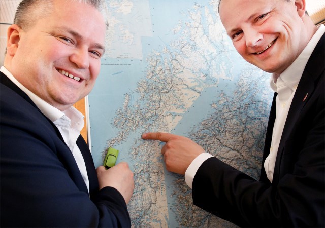 Samferdselsministeren viser på kartet hvor han skal kjøre