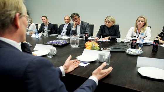 Næringsminister Monica Mæland (H) lytter til en forretningsmann under et møte.