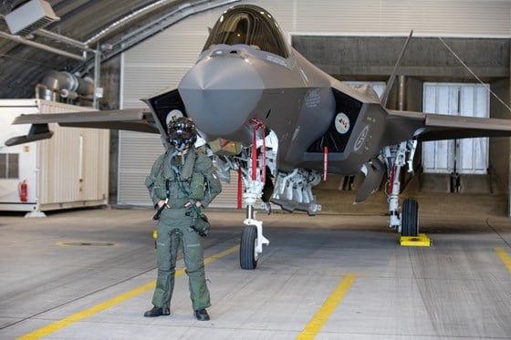 Illustrasjonsbilde: Ein F-35-pilot foran eit F-35 under øvinga Joint Viking 2023.