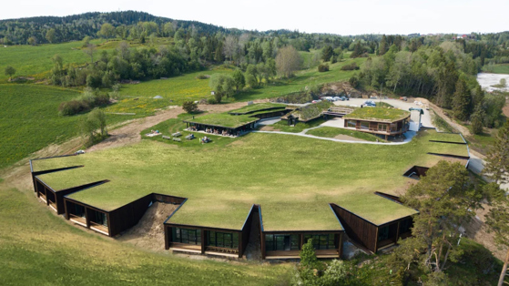 Oversiktsbilde av Øyna Kulturlandskapshotell.