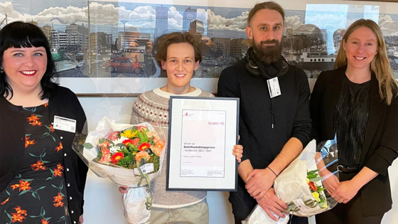 Siri Mittet og Konrad Sachman, flankert av byråd for næring og eiendom i Oslo, Victoria Marie Evensen til venstre, og juryleder og leder for Innovasjon Norge i Oslo og Viken, Kristin Willoch Haugen til høyre.