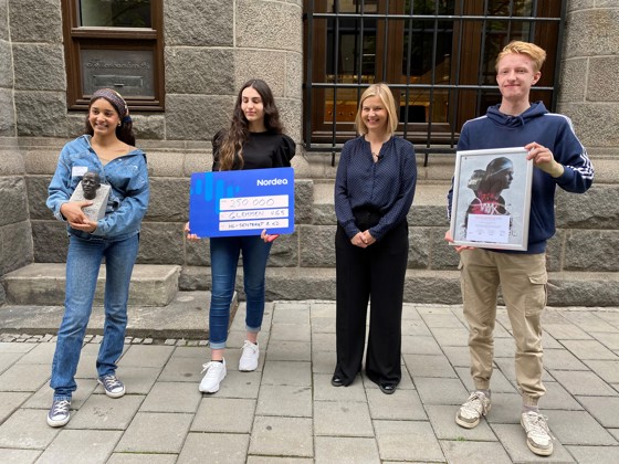 Bilde av statsråd Melby som deler ut Benjaminprisen