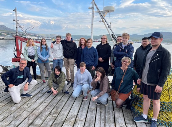 Fiskeri- og sjømatminister Odd Emil Ingebrigtsen møtte nylig ungdomsfiskere på havna i Mehamn.