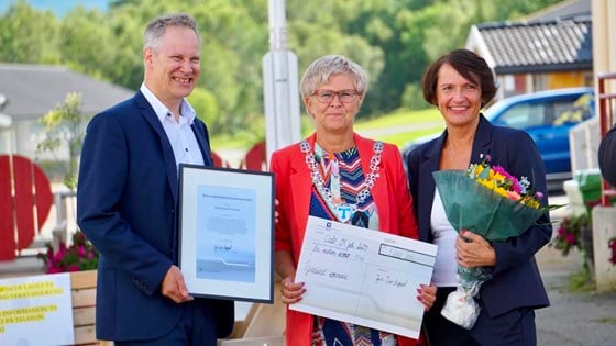 Samferdselsminister Jon-Ivar Nygård overrekker prisen somårets trafikksikkerhetskommune 2023 til Tjelsund kommune.