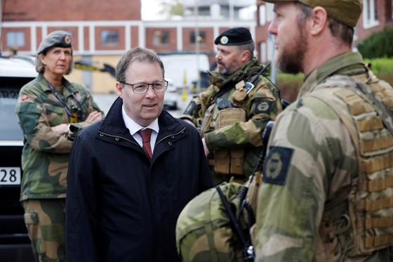 Forsvarsministeren møtte HV-soldater på øvelse