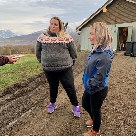Landbruks- og matminister Sandra Borch besøkte gårdbruker Ane Gout Lundberg i Balsfjord.