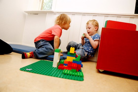 Kunnskapsministeren vil ha mer forskning om barnehage.