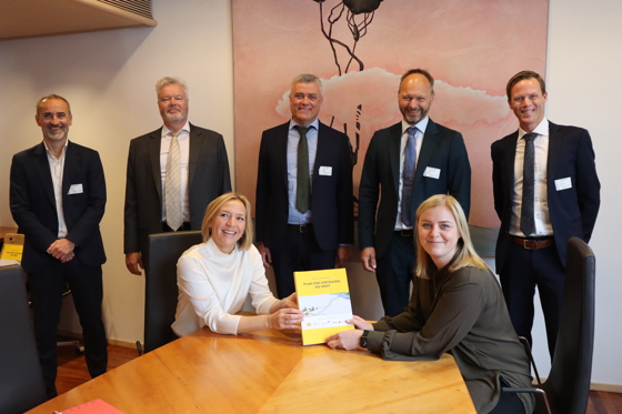 Marianne Olsnes (t.v) fra Shell leverte endret pud til statsråd Tina Bru. 