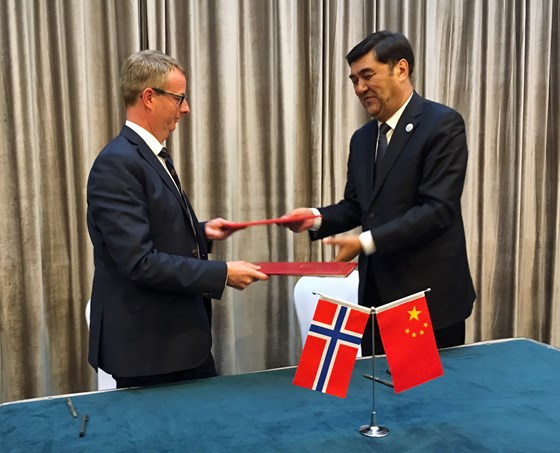 Kinas energiminister Nur Bekri og Søviknes signerer avtale
