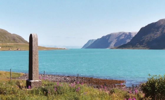 Minnebautaen på Hopseidet.