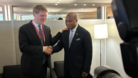 To menn i dress som hilder på hverandre