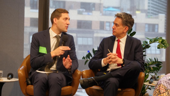 To menn som snakker sammen.