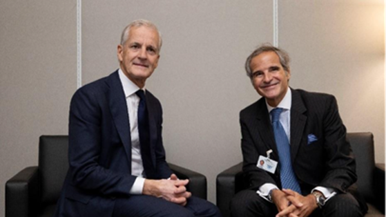 To menn i dress som sitter ned