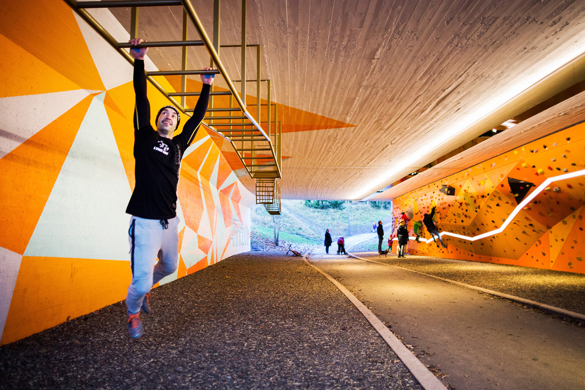 Figur 4.14 På Ammerud i Oslo er ein skummel gangtunnel oppgradert med lys, maling og treningsapparat for å betre tryggleiken. Arkitekt: Eriksen Skajaa Arkitekter og Lala Tøyen.