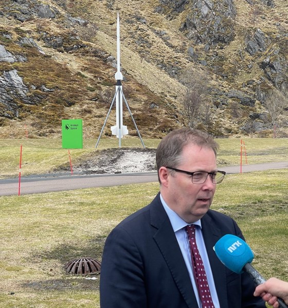 Forsvarsminister Gram ved et tidligere besøk på Andøya.