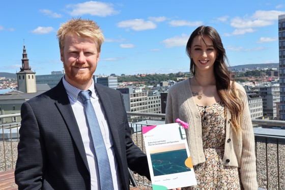 Statssekretær Tony Tiller mottok planen fra lærling Elena-Michelle Erstad Dale, som jobber på Alvheim-feltet.