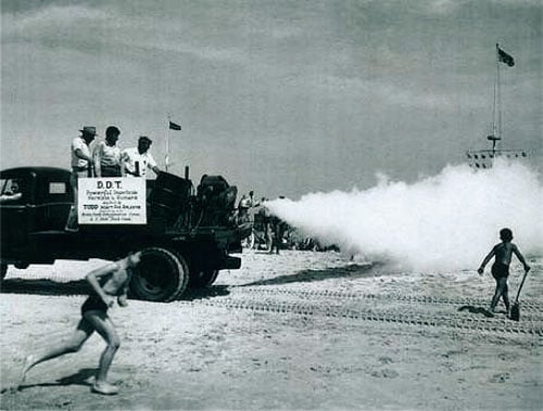Figur 2.2 En sky av DDT sprayes over en strand i New York, 1945