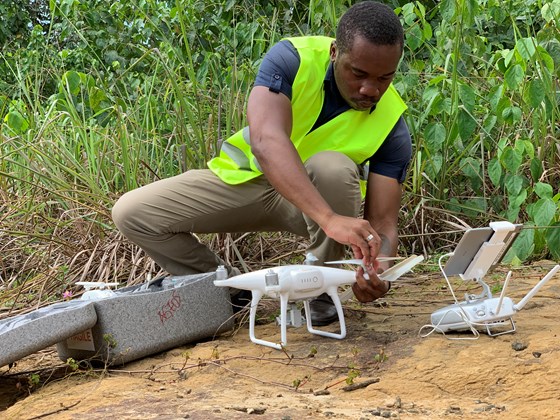 Mann som bruker drone i arbeidet mot avskoging i Gabon