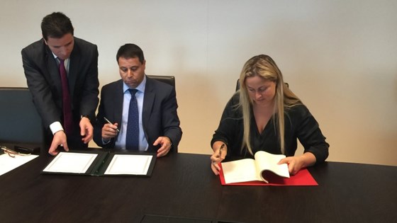 Statssekretær Dilek Ayhan og Algeries ambassadør Ali Hafrad signerte avtalen i Oslo 23. juli.